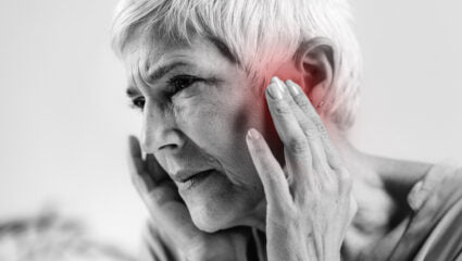 Tinnitus bij ouderen: oorzaken, gevolgen en wat écht helpt